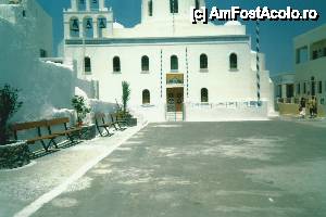 P22 [JUN-2008] Santorini -celebra biserica din cartile postale unde am vrut sa intru si eu