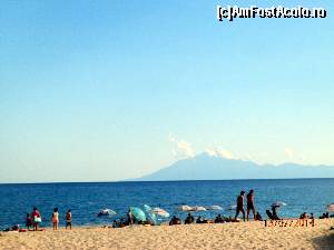 P05 [JUL-2014] Plaja Tripitti, in fundal vazandu-se Muntele Athos