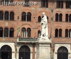 [P09] Piazza San Michele, cu Palazzo Gigli şi statuia lui Francesco Burlamacchi.  » foto by Carmen Ion
 - 
<span class="allrVoted glyphicon glyphicon-heart hidden" id="av845408"></span>
<a class="m-l-10 hidden" id="sv845408" onclick="voting_Foto_DelVot(,845408,16529)" role="button">șterge vot <span class="glyphicon glyphicon-remove"></span></a>
<a id="v9845408" class=" c-red"  onclick="voting_Foto_SetVot(845408)" role="button"><span class="glyphicon glyphicon-heart-empty"></span> <b>LIKE</b> = Votează poza</a> <img class="hidden"  id="f845408W9" src="/imagini/loader.gif" border="0" /><span class="AjErrMes hidden" id="e845408ErM"></span>