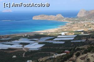 P20 [OCT-2021] Creta, Livezi de măslini și mulțime de sere pe drumul ce duce la Plaja Falasarna, se vede și Plaja în depărtare...am oprit într-o mică parcare pentru pozare...