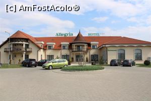 P03 [APR-2019] Lancrăm, Sebeș, intrarea în Allegria Hotel, zonă mare de parcare