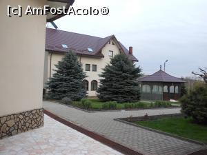 P05 [APR-2023] Mănăstirea “Dimitrie Cantemir” - Alei și spații verzi bine îngrijite.