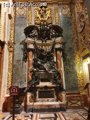 [P10] Fra 'Marc' Antonio Zondadari, din Siena, a fost mare maestru al Ordinului Maltei, foarte cunoscut in randul maltezilor, chiar daca domnia sa a durat doar doi ani. Este ingropat aici, cu exceptia inimii sale, care a fost ingropata in Siena. Monumentul magnific creat de catre Massimiliano Soldani Benzi este o opera de arta baroca din bronz si marmura, care il arata pe Marele Maestru asezat. Acesta este singurul monument aflat in naosul bisericii, deoarece nu se potrivea in capela limbii italiene. » foto by geani anto
 - 
<span class="allrVoted glyphicon glyphicon-heart hidden" id="av1258037"></span>
<a class="m-l-10 hidden" id="sv1258037" onclick="voting_Foto_DelVot(,1258037,17454)" role="button">șterge vot <span class="glyphicon glyphicon-remove"></span></a>
<a id="v91258037" class=" c-red"  onclick="voting_Foto_SetVot(1258037)" role="button"><span class="glyphicon glyphicon-heart-empty"></span> <b>LIKE</b> = Votează poza</a> <img class="hidden"  id="f1258037W9" src="/imagini/loader.gif" border="0" /><span class="AjErrMes hidden" id="e1258037ErM"></span>