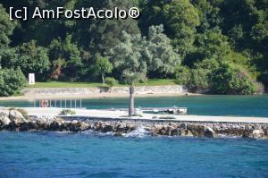 P21 [MAY-2018] Dig în portul privat al insulei Scorpios văzut de pe nava de croazieră Makedonia Palace. 