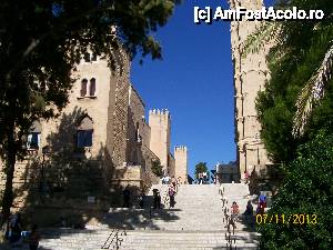 [P26] Catedrala si Palatul Almudaina. Scarile de piatra ce despart aceste doua bijuterii din Mallorca.  » foto by AnAlina*
 - 
<span class="allrVoted glyphicon glyphicon-heart hidden" id="av481655"></span>
<a class="m-l-10 hidden" id="sv481655" onclick="voting_Foto_DelVot(,481655,17664)" role="button">șterge vot <span class="glyphicon glyphicon-remove"></span></a>
<a id="v9481655" class=" c-red"  onclick="voting_Foto_SetVot(481655)" role="button"><span class="glyphicon glyphicon-heart-empty"></span> <b>LIKE</b> = Votează poza</a> <img class="hidden"  id="f481655W9" src="/imagini/loader.gif" border="0" /><span class="AjErrMes hidden" id="e481655ErM"></span>