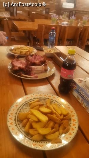 [P13] Un ciolan imens, doua portii de cartofi prajiti, salata asortata si sucuri.  » foto by dorgo
 - 
<span class="allrVoted glyphicon glyphicon-heart hidden" id="av1525697"></span>
<a class="m-l-10 hidden" id="sv1525697" onclick="voting_Foto_DelVot(,1525697,17749)" role="button">șterge vot <span class="glyphicon glyphicon-remove"></span></a>
<a id="v91525697" class=" c-red"  onclick="voting_Foto_SetVot(1525697)" role="button"><span class="glyphicon glyphicon-heart-empty"></span> <b>LIKE</b> = Votează poza</a> <img class="hidden"  id="f1525697W9" src="/imagini/loader.gif" border="0" /><span class="AjErrMes hidden" id="e1525697ErM"></span>