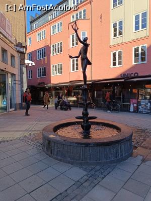 [P70] Uppsala, Strada pietonală Svartbacksgatan, Fântâna și Statuia lui Celsius » foto by mprofeanu
 - 
<span class="allrVoted glyphicon glyphicon-heart hidden" id="av1513446"></span>
<a class="m-l-10 hidden" id="sv1513446" onclick="voting_Foto_DelVot(,1513446,17905)" role="button">șterge vot <span class="glyphicon glyphicon-remove"></span></a>
<a id="v91513446" class=" c-red"  onclick="voting_Foto_SetVot(1513446)" role="button"><span class="glyphicon glyphicon-heart-empty"></span> <b>LIKE</b> = Votează poza</a> <img class="hidden"  id="f1513446W9" src="/imagini/loader.gif" border="0" /><span class="AjErrMes hidden" id="e1513446ErM"></span>