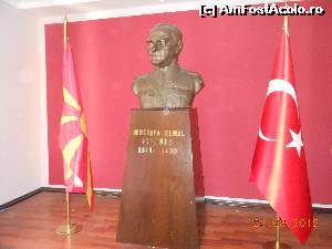 [P30] Bitola - La Muzeul Naţional, bustul lui Mustafa Kemal Atatürk.  » foto by iulianic
 - 
<span class="allrVoted glyphicon glyphicon-heart hidden" id="av666882"></span>
<a class="m-l-10 hidden" id="sv666882" onclick="voting_Foto_DelVot(,666882,18564)" role="button">șterge vot <span class="glyphicon glyphicon-remove"></span></a>
<a id="v9666882" class=" c-red"  onclick="voting_Foto_SetVot(666882)" role="button"><span class="glyphicon glyphicon-heart-empty"></span> <b>LIKE</b> = Votează poza</a> <img class="hidden"  id="f666882W9" src="/imagini/loader.gif" border="0" /><span class="AjErrMes hidden" id="e666882ErM"></span>