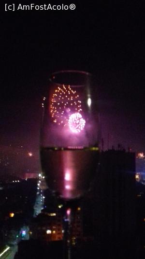 P05 [JAN-2019] Pe balcon la miezul nopţii, un foc de artificii prin paharul de şampanie