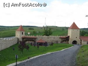 P05 [MAY-2016] Cetatea de Jos: Turnul Porții (dreapta), fântâna, drum de strajă și Turnul Slujitorilor (stânga) - imagine captată din dreptul porții de acces în Cetatea de Mijloc - Cetatea Rupea. 