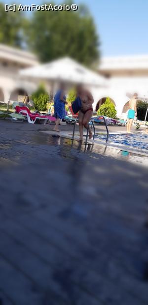 [P01] Topples la piscina hotelului...  » foto by fotache <span class="label label-default labelC_thin small">NEVOTABILĂ</span>