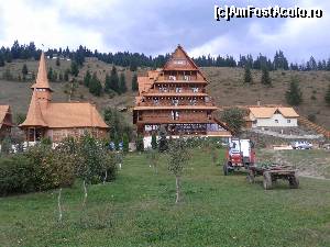 [P09] Vedere din curte. În stânga biseria, în dreapta Casa Pelerinului, mai în dreapta acareturi dar și șantierul noii bisercii. În spatele bisercii, sus pe culme se zărește stâna mânăstirii.  » foto by izabiza
 - 
<span class="allrVoted glyphicon glyphicon-heart hidden" id="av678227"></span>
<a class="m-l-10 hidden" id="sv678227" onclick="voting_Foto_DelVot(,678227,18647)" role="button">șterge vot <span class="glyphicon glyphicon-remove"></span></a>
<a id="v9678227" class=" c-red"  onclick="voting_Foto_SetVot(678227)" role="button"><span class="glyphicon glyphicon-heart-empty"></span> <b>LIKE</b> = Votează poza</a> <img class="hidden"  id="f678227W9" src="/imagini/loader.gif" border="0" /><span class="AjErrMes hidden" id="e678227ErM"></span>