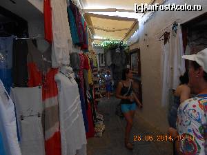 P04 [JUN-2014] Una dintre străduțe, cu micile magazine de rigoare. Pare ma degrabă un coridor. 