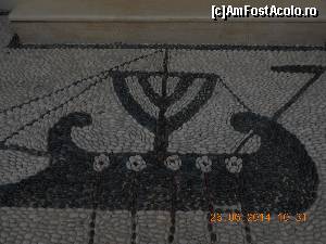 P08 [JUN-2014] Un pavaj-mozaic, amintind de vechea ocupație a locuitorilor:comerțul pe mare. 