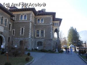 [P07] Bușteni - Castelul Cantacuzino. Pe aleea către intrare.  » foto by iulianic
 - 
<span class="allrVoted glyphicon glyphicon-heart hidden" id="av1033683"></span>
<a class="m-l-10 hidden" id="sv1033683" onclick="voting_Foto_DelVot(,1033683,18916)" role="button">șterge vot <span class="glyphicon glyphicon-remove"></span></a>
<a id="v91033683" class=" c-red"  onclick="voting_Foto_SetVot(1033683)" role="button"><span class="glyphicon glyphicon-heart-empty"></span> <b>LIKE</b> = Votează poza</a> <img class="hidden"  id="f1033683W9" src="/imagini/loader.gif" border="0" /><span class="AjErrMes hidden" id="e1033683ErM"></span>