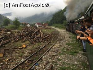 P07 [AUG-2017] Cu mocanita pe Valea Vaserului - incepem sa admiram peisajul, si cand trenul ajungea la cate o curba toata lumea facea poze inspre locomotiva... 
