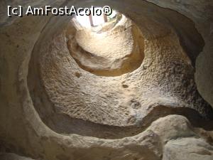 P08 [JUL-2017] Turla circulară săpată în piatră permite intrarea luminii naturale în interiorul grotei. Ne aflam în punctul unde fluxul de energie ar avea cea mai mare intensitate. Chiar așa o fi oare?!