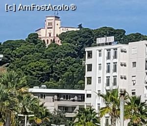 [P08] In departare, pe dealul Kodër Vilë, se vede vila regelui Zog, in stil Art Deco, fosta resedinta regala de vara a regelui, care seamana cu un vultur cu 2 capete (simbol al Albaniei). 
Regele Zog a folosit-o doar pentru un singur an inainte de dizolvarea monarhiei, ulterior devenind resedinta pentru autoritatile italiene, in perioada de ocupatie a acestora si pensiune de stat in timpul comunismului. 
Cladirea a trecut prin decenii de degradare, nu se viziteaza in interior, insa exista propuneri pentru restaurarea completă a acesteia la aspectul original din 1939. » foto by geani anto
 - 
<span class="allrVoted glyphicon glyphicon-heart hidden" id="av1530823"></span>
<a class="m-l-10 hidden" id="sv1530823" onclick="voting_Foto_DelVot(,1530823,19306)" role="button">șterge vot <span class="glyphicon glyphicon-remove"></span></a>
<a id="v91530823" class=" c-red"  onclick="voting_Foto_SetVot(1530823)" role="button"><span class="glyphicon glyphicon-heart-empty"></span> <b>LIKE</b> = Votează poza</a> <img class="hidden"  id="f1530823W9" src="/imagini/loader.gif" border="0" /><span class="AjErrMes hidden" id="e1530823ErM"></span>
