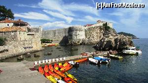 [P24] Vedere de pe terasa restaurantului Orhan; pontonul unde urma să ne bem berica şi cafeluţa; dincolo, zidurile cetăţii Dubrovnik » foto by crismis
 - 
<span class="allrVoted glyphicon glyphicon-heart hidden" id="av678014"></span>
<a class="m-l-10 hidden" id="sv678014" onclick="voting_Foto_DelVot(,678014,19459)" role="button">șterge vot <span class="glyphicon glyphicon-remove"></span></a>
<a id="v9678014" class=" c-red"  onclick="voting_Foto_SetVot(678014)" role="button"><span class="glyphicon glyphicon-heart-empty"></span> <b>LIKE</b> = Votează poza</a> <img class="hidden"  id="f678014W9" src="/imagini/loader.gif" border="0" /><span class="AjErrMes hidden" id="e678014ErM"></span>