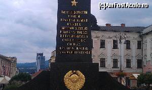 [P20] Inscripția în limba rusă de pe obeliscul din centrul vechi al orașului Banska Bystrica, Slovenia.  » foto by traian.leuca †
 - 
<span class="allrVoted glyphicon glyphicon-heart hidden" id="av680552"></span>
<a class="m-l-10 hidden" id="sv680552" onclick="voting_Foto_DelVot(,680552,19482)" role="button">șterge vot <span class="glyphicon glyphicon-remove"></span></a>
<a id="v9680552" class=" c-red"  onclick="voting_Foto_SetVot(680552)" role="button"><span class="glyphicon glyphicon-heart-empty"></span> <b>LIKE</b> = Votează poza</a> <img class="hidden"  id="f680552W9" src="/imagini/loader.gif" border="0" /><span class="AjErrMes hidden" id="e680552ErM"></span>