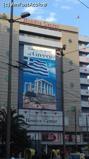 P20 [FEB-2019] În Piaţa Omonia, un panou enorm de pe un centru comercial ne invită să descoperim Templul lui Poseidon, unul dintre simbolurile Greciei