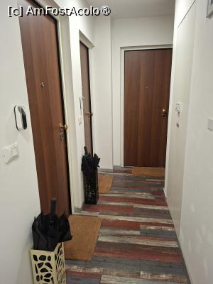 [P09] Holul de la intrarea în cele 3 apartamente » foto by Carmen Ion
 - 
<span class="allrVoted glyphicon glyphicon-heart hidden" id="av1539214"></span>
<a class="m-l-10 hidden" id="sv1539214" onclick="voting_Foto_DelVot(,1539214,19956)" role="button">șterge vot <span class="glyphicon glyphicon-remove"></span></a>
<a id="v91539214" class=" c-red"  onclick="voting_Foto_SetVot(1539214)" role="button"><span class="glyphicon glyphicon-heart-empty"></span> <b>LIKE</b> = Votează poza</a> <img class="hidden"  id="f1539214W9" src="/imagini/loader.gif" border="0" /><span class="AjErrMes hidden" id="e1539214ErM"></span>