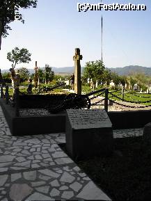 [P05] Pe placa de la mormântul lui Avram Iancu este scris:
'În amintirea celor trei conducători ai Revoluţiei de la 1848, înmormântaţi în acest loc - Avram Iancu, Ion Buteanu, Simion Groza - simboluri vii ale luptei eroice duse de populaţia românească din Transilvania pentru drepturi sociale şi naţionale.' » foto by Costi
 - 
<span class="allrVoted glyphicon glyphicon-heart hidden" id="av37956"></span>
<a class="m-l-10 hidden" id="sv37956" onclick="voting_Foto_DelVot(,37956,20095)" role="button">șterge vot <span class="glyphicon glyphicon-remove"></span></a>
<a id="v937956" class=" c-red"  onclick="voting_Foto_SetVot(37956)" role="button"><span class="glyphicon glyphicon-heart-empty"></span> <b>LIKE</b> = Votează poza</a> <img class="hidden"  id="f37956W9" src="/imagini/loader.gif" border="0" /><span class="AjErrMes hidden" id="e37956ErM"></span>