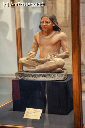[P23] Scribul Egiptului, o importanta statuie din interiorul muzeului-este reprezentat cu picioarele incrucisate, cu un papirus desfasura pe genunchi. Conturul ochilor a fost realizat din fir de cupru, picatat cu malachit negru.  » foto by Alina Roxana
 - 
<span class="allrVoted glyphicon glyphicon-heart hidden" id="av1047445"></span>
<a class="m-l-10 hidden" id="sv1047445" onclick="voting_Foto_DelVot(,1047445,20178)" role="button">șterge vot <span class="glyphicon glyphicon-remove"></span></a>
<a id="v91047445" class=" c-red"  onclick="voting_Foto_SetVot(1047445)" role="button"><span class="glyphicon glyphicon-heart-empty"></span> <b>LIKE</b> = Votează poza</a> <img class="hidden"  id="f1047445W9" src="/imagini/loader.gif" border="0" /><span class="AjErrMes hidden" id="e1047445ErM"></span>