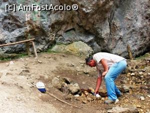 [P39] Cu câteva sute de metri înainte de ajunge la Piatra Singuratică ne astâmpărăm setea cu apa rece ca gheaţa care izvorăşte de sub o stâncă » foto by Lucien
 - 
<span class="allrVoted glyphicon glyphicon-heart hidden" id="av780030"></span>
<a class="m-l-10 hidden" id="sv780030" onclick="voting_Foto_DelVot(,780030,20181)" role="button">șterge vot <span class="glyphicon glyphicon-remove"></span></a>
<a id="v9780030" class=" c-red"  onclick="voting_Foto_SetVot(780030)" role="button"><span class="glyphicon glyphicon-heart-empty"></span> <b>LIKE</b> = Votează poza</a> <img class="hidden"  id="f780030W9" src="/imagini/loader.gif" border="0" /><span class="AjErrMes hidden" id="e780030ErM"></span>