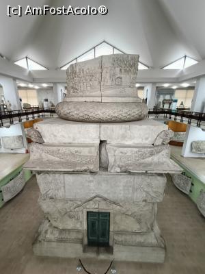 P18 [JAN-2023] Soclul Columnei lui Traian - copie în muzeu.