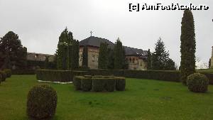 P09 [APR-2015] Curtea mănăstirii - în plan îndepărtat sala gotică 'Anastasia Doamna'