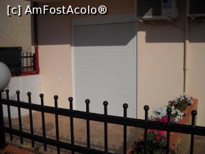 [P01] Studio Golden Sun Camera nr. 11, parter, sub nivelul stradal. Usa camerei cu obloanele trase si gardul despartitor de sosea, proprietarii grecii o considera camera cu balcon!!!  » foto by deea2
 - 
<span class="allrVoted glyphicon glyphicon-heart hidden" id="av755919"></span>
<a class="m-l-10 hidden" id="sv755919" onclick="voting_Foto_DelVot(,755919,20400)" role="button">șterge vot <span class="glyphicon glyphicon-remove"></span></a>
<a id="v9755919" class=" c-red"  onclick="voting_Foto_SetVot(755919)" role="button"><span class="glyphicon glyphicon-heart-empty"></span> <b>LIKE</b> = Votează poza</a> <img class="hidden"  id="f755919W9" src="/imagini/loader.gif" border="0" /><span class="AjErrMes hidden" id="e755919ErM"></span>