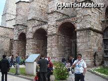 P13 [APR-2010] Istanbul -  Catedrala Agia Sofia - in fata intrarii principale - remarcati cimentul care imbina pietrele