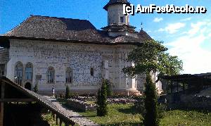 [P06] Faţada bisericii 'Sf. Nicolae', (văzută din zona ruinelor) de la Mănăstirea Probota, sat Probota, oraş Dolhasaca, jud. Suceava.  » foto by traian.leuca †
 - 
<span class="allrVoted glyphicon glyphicon-heart hidden" id="av433893"></span>
<a class="m-l-10 hidden" id="sv433893" onclick="voting_Foto_DelVot(,433893,20763)" role="button">șterge vot <span class="glyphicon glyphicon-remove"></span></a>
<a id="v9433893" class=" c-red"  onclick="voting_Foto_SetVot(433893)" role="button"><span class="glyphicon glyphicon-heart-empty"></span> <b>LIKE</b> = Votează poza</a> <img class="hidden"  id="f433893W9" src="/imagini/loader.gif" border="0" /><span class="AjErrMes hidden" id="e433893ErM"></span>