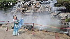 [P03] De cum am trecut de poarta, am zarit un podet peste lac, in capatul caruia se afla Silver Bridge Waterfall, o cascada ce imprastia picaturi fine de apa, potrivite pentru a ne racori. » foto by geani anto
 - 
<span class="allrVoted glyphicon glyphicon-heart hidden" id="av1505519"></span>
<a class="m-l-10 hidden" id="sv1505519" onclick="voting_Foto_DelVot(,1505519,20766)" role="button">șterge vot <span class="glyphicon glyphicon-remove"></span></a>
<a id="v91505519" class=" c-red"  onclick="voting_Foto_SetVot(1505519)" role="button"><span class="glyphicon glyphicon-heart-empty"></span> <b>LIKE</b> = Votează poza</a> <img class="hidden"  id="f1505519W9" src="/imagini/loader.gif" border="0" /><span class="AjErrMes hidden" id="e1505519ErM"></span>