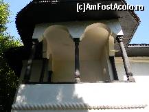 P17 [JUN-2013] Conacul Bellu - balconul de deasupra cramei, înfrumusețat cu motivul ”funiei răsucite” sculptată în piatră. 