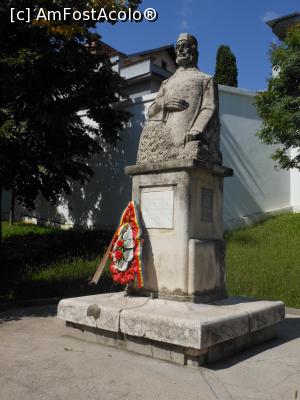 [P14] Casa memorială Anton Pann - Râmnicu Vâlcea. Monumentul din fața intrării, lucrare a sculptorului Mircea Ștefănescu - 1968. » foto by iulianic
 - 
<span class="allrVoted glyphicon glyphicon-heart hidden" id="av1254426"></span>
<a class="m-l-10 hidden" id="sv1254426" onclick="voting_Foto_DelVot(,1254426,21209)" role="button">șterge vot <span class="glyphicon glyphicon-remove"></span></a>
<a id="v91254426" class=" c-red"  onclick="voting_Foto_SetVot(1254426)" role="button"><span class="glyphicon glyphicon-heart-empty"></span> <b>LIKE</b> = Votează poza</a> <img class="hidden"  id="f1254426W9" src="/imagini/loader.gif" border="0" /><span class="AjErrMes hidden" id="e1254426ErM"></span>