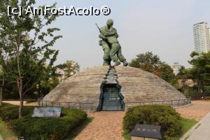 [P04] Seul, Memorialul Războiului din Coreea, Statuia Fraților, povestea reală a doi frați coreeni aflați în tabere inamice » foto by mprofeanu
 - 
<span class="allrVoted glyphicon glyphicon-heart hidden" id="av844406"></span>
<a class="m-l-10 hidden" id="sv844406" onclick="voting_Foto_DelVot(,844406,21214)" role="button">șterge vot <span class="glyphicon glyphicon-remove"></span></a>
<a id="v9844406" class=" c-red"  onclick="voting_Foto_SetVot(844406)" role="button"><span class="glyphicon glyphicon-heart-empty"></span> <b>LIKE</b> = Votează poza</a> <img class="hidden"  id="f844406W9" src="/imagini/loader.gif" border="0" /><span class="AjErrMes hidden" id="e844406ErM"></span>
