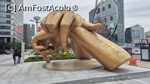 [P31] In fata intrarii de est a centrului comercial COEX, se afla un alt punct de reper, statuia „Gangnam Style”, inspirata din hitul anului 2012 al trupei PSY, care a devenit cu adevarat faimos in intreaga lume. » foto by geani anto
 - 
<span class="allrVoted glyphicon glyphicon-heart hidden" id="av1512637"></span>
<a class="m-l-10 hidden" id="sv1512637" onclick="voting_Foto_DelVot(,1512637,21214)" role="button">șterge vot <span class="glyphicon glyphicon-remove"></span></a>
<a id="v91512637" class=" c-red"  onclick="voting_Foto_SetVot(1512637)" role="button"><span class="glyphicon glyphicon-heart-empty"></span> <b>LIKE</b> = Votează poza</a> <img class="hidden"  id="f1512637W9" src="/imagini/loader.gif" border="0" /><span class="AjErrMes hidden" id="e1512637ErM"></span>