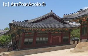 [P16] Sala Deokhongjeon este cladirea secundara alaturata locuintei imparatului. Este una dintre cele mai recente constructii, avand unele caracteristici specifice tranzitiei catre modernitate, lansata de Gojong. Sala are forma patrata, spre deosebire de salile de obicei dreptunghiulare din traditia coreeana. Deokhongjeon a fost construit pentru a primi ambasadori, inalti demnitari si pentru a desfasura treburile zilnice ale guvernului. Interiorul este decorat cu candelabre si modele cu flori de prun si phoenix. » foto by geani anto
 - 
<span class="allrVoted glyphicon glyphicon-heart hidden" id="av1514164"></span>
<a class="m-l-10 hidden" id="sv1514164" onclick="voting_Foto_DelVot(,1514164,21214)" role="button">șterge vot <span class="glyphicon glyphicon-remove"></span></a>
<a id="v91514164" class=" c-red"  onclick="voting_Foto_SetVot(1514164)" role="button"><span class="glyphicon glyphicon-heart-empty"></span> <b>LIKE</b> = Votează poza</a> <img class="hidden"  id="f1514164W9" src="/imagini/loader.gif" border="0" /><span class="AjErrMes hidden" id="e1514164ErM"></span>