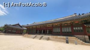 [P17] Hamnyeongjeon a servit drept dormitor al imparatului Gojong, chiar daca cladirea o adapostea si pe imparateasa sub acelasi acoperis. Aripa dreapta era locuinta imparatului, in timp ce imparateasa dormea in aripa stanga. Incendiul din 1904, a izbucnit din acest loc, oficial cauza fiind sistemul de incalzire, dar s-a banuit ca a fost mana japonezilor, pentru a-l elimina pe Gojong. Imparatul Gojong si-a dat ultima suflare in aceasta cladire, nu in incendiu, ci otravit. » foto by geani anto
 - 
<span class="allrVoted glyphicon glyphicon-heart hidden" id="av1514165"></span>
<a class="m-l-10 hidden" id="sv1514165" onclick="voting_Foto_DelVot(,1514165,21214)" role="button">șterge vot <span class="glyphicon glyphicon-remove"></span></a>
<a id="v91514165" class=" c-red"  onclick="voting_Foto_SetVot(1514165)" role="button"><span class="glyphicon glyphicon-heart-empty"></span> <b>LIKE</b> = Votează poza</a> <img class="hidden"  id="f1514165W9" src="/imagini/loader.gif" border="0" /><span class="AjErrMes hidden" id="e1514165ErM"></span>