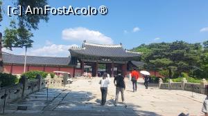 [P12] Revenind la intrarea principala prin labirintul de cladiri, am trecut pe langa un mic pod de piatra, Podul Geumcheongyo, cel mai vechi pod inca existent in Seul, care a supravietuit, remarcabil de bine conservat, fara deteriorari. Are 2 arcade, balustradele sunt compuse din piloni de piatra cu gauri pentru vant si cu statui in forma de animale.
Acest pod arcuit, a fost construit peste paraul care izvora din nord si inconjura cladirile exterioare ale palatului. 
 » foto by geani anto
 - 
<span class="allrVoted glyphicon glyphicon-heart hidden" id="av1515640"></span>
<a class="m-l-10 hidden" id="sv1515640" onclick="voting_Foto_DelVot(,1515640,21214)" role="button">șterge vot <span class="glyphicon glyphicon-remove"></span></a>
<a id="v91515640" class=" c-red"  onclick="voting_Foto_SetVot(1515640)" role="button"><span class="glyphicon glyphicon-heart-empty"></span> <b>LIKE</b> = Votează poza</a> <img class="hidden"  id="f1515640W9" src="/imagini/loader.gif" border="0" /><span class="AjErrMes hidden" id="e1515640ErM"></span>