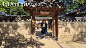 [P20] Totusi, aceasta sala era uneori folosita ca locuinta pentru barbati si era, de asemenea, locul unde locuia stapanul casei. Toti oaspetii trebuiau sa urce cele trei trepte, sa se descalte si sa astepte pe veranda de lemn inainte de a intra. In interior se afla o camera principala unde stapanul se intalnea cu oaspetii si unde statea in timpul zilei. O camera separata, cu podea ridicata, era folosita ca dormitor vara. De asemenea, am aflat ca aceasta sala a fost creata strategic, cu ferestre pe fiecare parte a cladirii, care puteau fi ridicate vara pentru a lasa briza sa treaca, o realizare inginereasca majora pe vremea aceea. » foto by geani anto
 - 
<span class="allrVoted glyphicon glyphicon-heart hidden" id="av1515866"></span>
<a class="m-l-10 hidden" id="sv1515866" onclick="voting_Foto_DelVot(,1515866,21214)" role="button">șterge vot <span class="glyphicon glyphicon-remove"></span></a>
<a id="v91515866" class=" c-red"  onclick="voting_Foto_SetVot(1515866)" role="button"><span class="glyphicon glyphicon-heart-empty"></span> <b>LIKE</b> = Votează poza</a> <img class="hidden"  id="f1515866W9" src="/imagini/loader.gif" border="0" /><span class="AjErrMes hidden" id="e1515866ErM"></span>