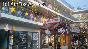 [P14] Cartierul popular Insadong, aflat in apropierea  Bukchon Village, perfect pentru cumpararea de suveniruri si cadouri sau pentru relaxare in restaurante traditionale, ceainarii si cafenele.  » foto by geani anto
 - 
<span class="allrVoted glyphicon glyphicon-heart hidden" id="av1517645"></span>
<a class="m-l-10 hidden" id="sv1517645" onclick="voting_Foto_DelVot(,1517645,21214)" role="button">șterge vot <span class="glyphicon glyphicon-remove"></span></a>
<a id="v91517645" class=" c-red"  onclick="voting_Foto_SetVot(1517645)" role="button"><span class="glyphicon glyphicon-heart-empty"></span> <b>LIKE</b> = Votează poza</a> <img class="hidden"  id="f1517645W9" src="/imagini/loader.gif" border="0" /><span class="AjErrMes hidden" id="e1517645ErM"></span>