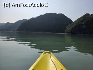 [P56] Cu caiacul în Ha Long Bay » foto by crismis
 - 
<span class="allrVoted glyphicon glyphicon-heart hidden" id="av1548422"></span>
<a class="m-l-10 hidden" id="sv1548422" onclick="voting_Foto_DelVot(,1548422,21495)" role="button">șterge vot <span class="glyphicon glyphicon-remove"></span></a>
<a id="v91548422" class=" c-red"  onclick="voting_Foto_SetVot(1548422)" role="button"><span class="glyphicon glyphicon-heart-empty"></span> <b>LIKE</b> = Votează poza</a> <img class="hidden"  id="f1548422W9" src="/imagini/loader.gif" border="0" /><span class="AjErrMes hidden" id="e1548422ErM"></span>