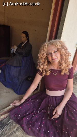 [P18] In Haenggak (camerele servitorilor), situate in spatele Bongsudang si Jangnakdang, exista statui in marime naturala care ilustreaza activitatile obisnuite ale doamnelor de la curte si ale eunucilor, cum ar fi imbracatul, pregatirea pentru o iesire si cititul unei carti. » foto by geani anto
 - 
<span class="allrVoted glyphicon glyphicon-heart hidden" id="av1518117"></span>
<a class="m-l-10 hidden" id="sv1518117" onclick="voting_Foto_DelVot(,1518117,21685)" role="button">șterge vot <span class="glyphicon glyphicon-remove"></span></a>
<a id="v91518117" class=" c-red"  onclick="voting_Foto_SetVot(1518117)" role="button"><span class="glyphicon glyphicon-heart-empty"></span> <b>LIKE</b> = Votează poza</a> <img class="hidden"  id="f1518117W9" src="/imagini/loader.gif" border="0" /><span class="AjErrMes hidden" id="e1518117ErM"></span>