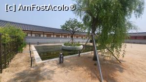 [P27] Un spalier confectionat din lemn de stejar pe care creste salcie roz-aurie, a fost reconstruit in anul 2023, pe baza inregistrarilor istorice. Astfel de spalieri existau in jurul iazului salii Nangnamheon, in spatele salii Yuyeotacek si in fata salii Jangchungak. » foto by geani anto
 - 
<span class="allrVoted glyphicon glyphicon-heart hidden" id="av1518126"></span>
<a class="m-l-10 hidden" id="sv1518126" onclick="voting_Foto_DelVot(,1518126,21685)" role="button">șterge vot <span class="glyphicon glyphicon-remove"></span></a>
<a id="v91518126" class=" c-red"  onclick="voting_Foto_SetVot(1518126)" role="button"><span class="glyphicon glyphicon-heart-empty"></span> <b>LIKE</b> = Votează poza</a> <img class="hidden"  id="f1518126W9" src="/imagini/loader.gif" border="0" /><span class="AjErrMes hidden" id="e1518126ErM"></span>