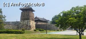 [P04] In apropierea portii Hwaseomun se afla Seobukgongsimdon, un turn de observatie cu 3 etaje, construit pentru a supraveghea si a ataca inamicii care se apropie. Partea inferioara este realizata din piatra, in timp ce sectiunile superioare sunt din caramida, fiind dotate cu ferestre de tragere pentru arme. Finalizat in 1796, in timpul domniei Regelui Jeongjo, a fost prima structura de acest tip din Coreea. Regele insusi s-a declarat extrem de multumit de designul sau inovator in timpul unei vizite  » foto by geani anto
 - 
<span class="allrVoted glyphicon glyphicon-heart hidden" id="av1518475"></span>
<a class="m-l-10 hidden" id="sv1518475" onclick="voting_Foto_DelVot(,1518475,21685)" role="button">șterge vot <span class="glyphicon glyphicon-remove"></span></a>
<a id="v91518475" class=" c-red"  onclick="voting_Foto_SetVot(1518475)" role="button"><span class="glyphicon glyphicon-heart-empty"></span> <b>LIKE</b> = Votează poza</a> <img class="hidden"  id="f1518475W9" src="/imagini/loader.gif" border="0" /><span class="AjErrMes hidden" id="e1518475ErM"></span>