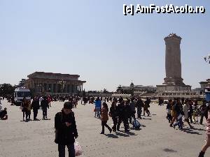 P27 [APR-2012] Piata Tiananmen / Mare aglomeratie intre Obelisc si Mausoleul lui Mao. 