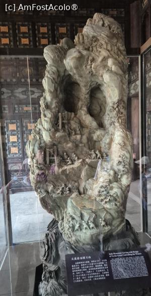 [P48] Cea mai mare sculptura de jad din Orasul Interzis, cantarind peste 5.000 kg, considerata comoara nationala, prezinta povestea lui Yu cel Mare, un lider mitic care a reusit sa controleze inundatiile. Jadul a fost extras in Xinjiang si transportat la Beijing, apoi la Yangzhou, unde a fost sculptat si dupa 10 ani, cand sculptura a fost finalizata, a fost returnata la Beijing. » foto by geani anto
 - 
<span class="allrVoted glyphicon glyphicon-heart hidden" id="av1488424"></span>
<a class="m-l-10 hidden" id="sv1488424" onclick="voting_Foto_DelVot(,1488424,21755)" role="button">șterge vot <span class="glyphicon glyphicon-remove"></span></a>
<a id="v91488424" class=" c-red"  onclick="voting_Foto_SetVot(1488424)" role="button"><span class="glyphicon glyphicon-heart-empty"></span> <b>LIKE</b> = Votează poza</a> <img class="hidden"  id="f1488424W9" src="/imagini/loader.gif" border="0" /><span class="AjErrMes hidden" id="e1488424ErM"></span>